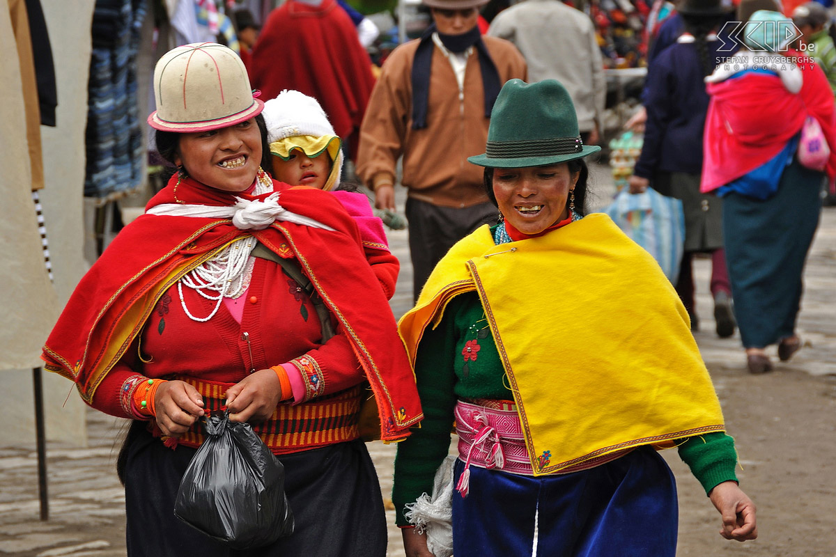 Guamote - markt Kleurrijke mensen met de typische bolhoedjes en poncho's op de markt van Guamote. Stefan Cruysberghs